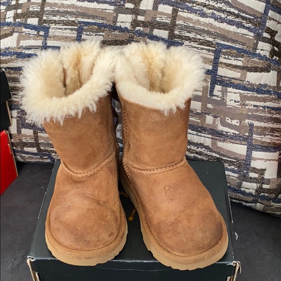 Toddlers Bow tie Ugg’s - Picture 2 of 3